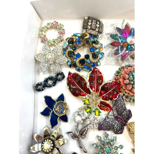 542 - Large selection of vintage and later brooches