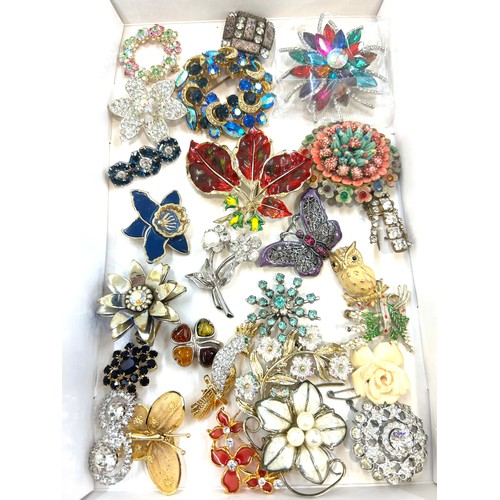 542 - Large selection of vintage and later brooches