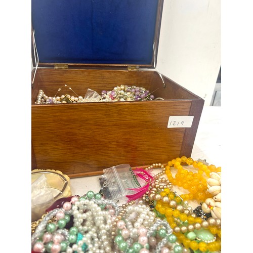 576 - Jewellery box and a large selection of vintage and later costume jewellery