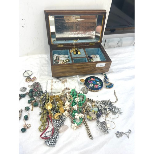 576 - Jewellery box and a large selection of vintage and later costume jewellery