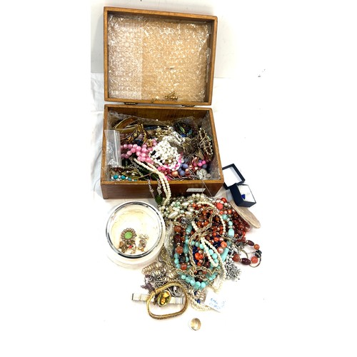 578 - Jewellery box and a large selection of vintage and later costume jewellery