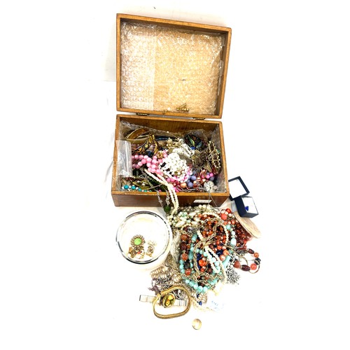 578 - Jewellery box and a large selection of vintage and later costume jewellery