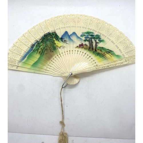 581 - Large selection of vintage and later fans