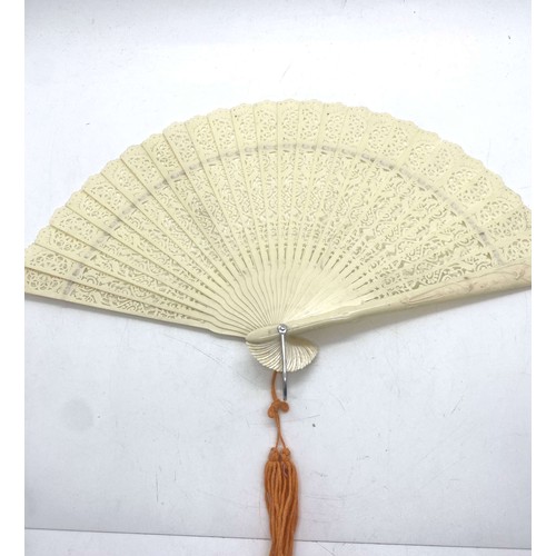 581 - Large selection of vintage and later fans