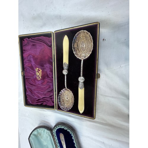 509 - Selection of cased cutlery