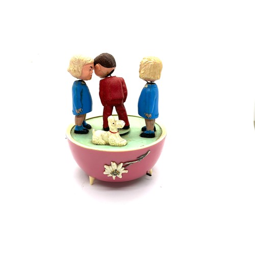 101 - Vintage 1950's West German Magneto ' Kissing Dolls' celluloid music box
