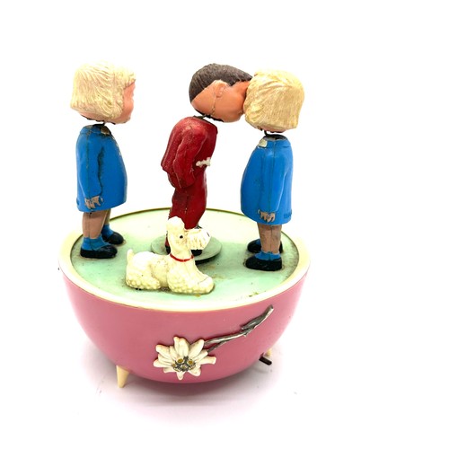 101 - Vintage 1950's West German Magneto ' Kissing Dolls' celluloid music box