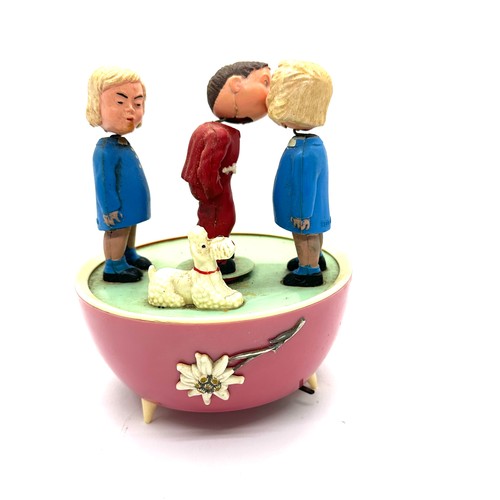 101 - Vintage 1950's West German Magneto ' Kissing Dolls' celluloid music box