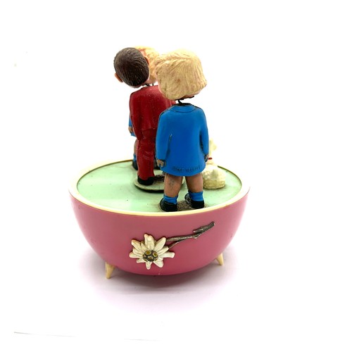 101 - Vintage 1950's West German Magneto ' Kissing Dolls' celluloid music box