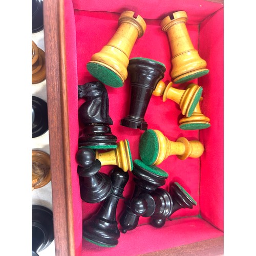 18 - Vintage cased wooden chess set