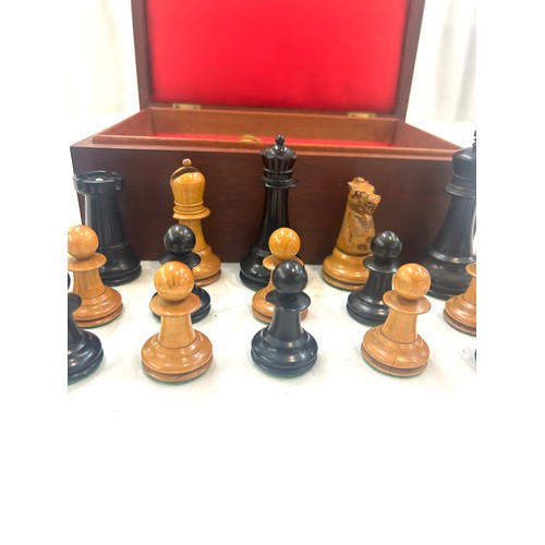 18 - Vintage cased wooden chess set