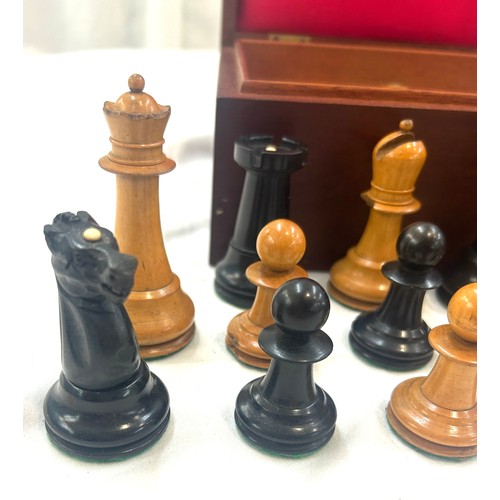 18 - Vintage cased wooden chess set