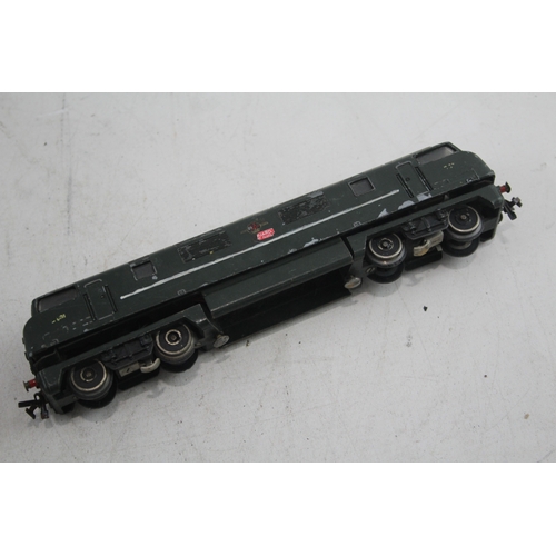 343 - Trix VANGUARD OO Gauge Warship Class 42 D801 Locomotive Model Railways