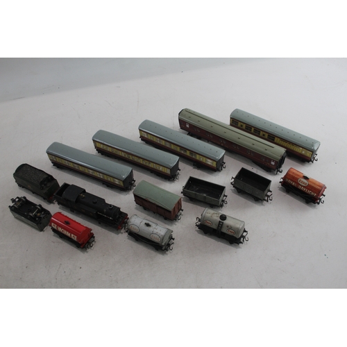 351 - Hornby Dublo OO Gauge Inc Steam 6917 Locomotive Carriages Rolling Stock Etc x 15