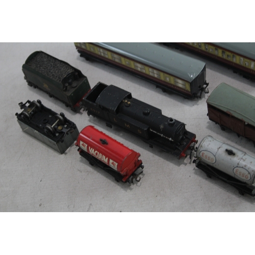 351 - Hornby Dublo OO Gauge Inc Steam 6917 Locomotive Carriages Rolling Stock Etc x 15