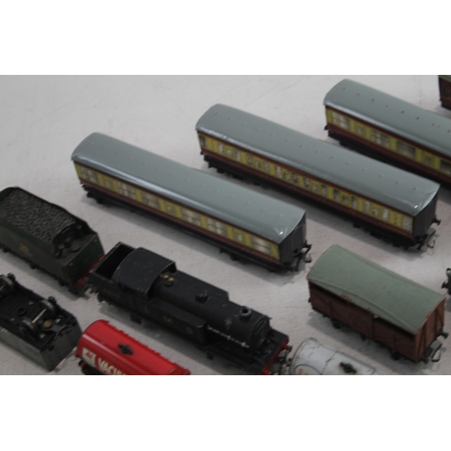 351 - Hornby Dublo OO Gauge Inc Steam 6917 Locomotive Carriages Rolling Stock Etc x 15