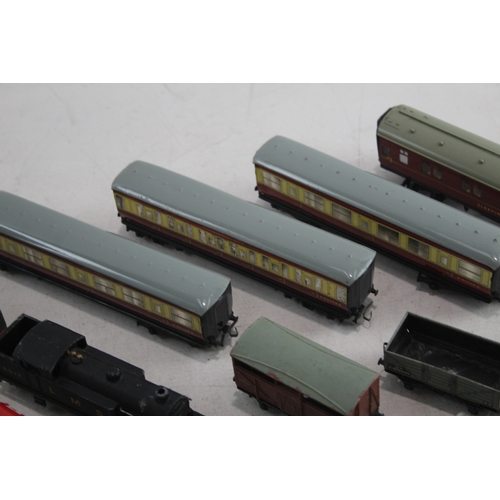 351 - Hornby Dublo OO Gauge Inc Steam 6917 Locomotive Carriages Rolling Stock Etc x 15