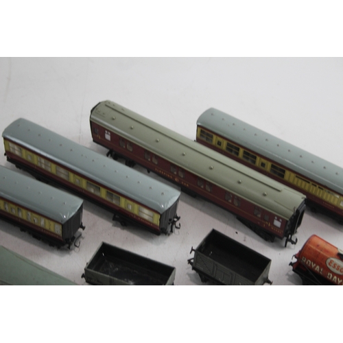 351 - Hornby Dublo OO Gauge Inc Steam 6917 Locomotive Carriages Rolling Stock Etc x 15