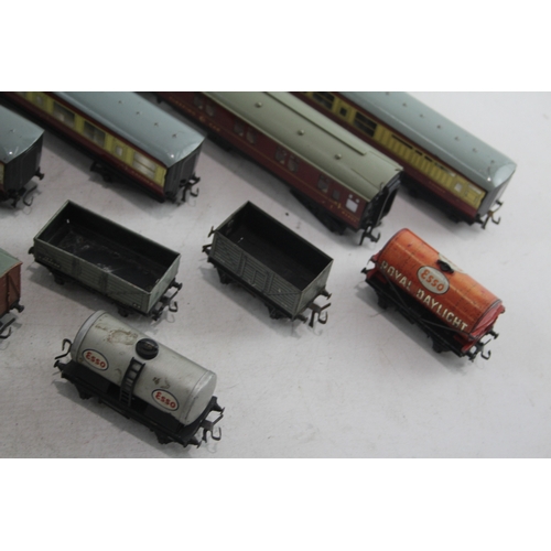 351 - Hornby Dublo OO Gauge Inc Steam 6917 Locomotive Carriages Rolling Stock Etc x 15