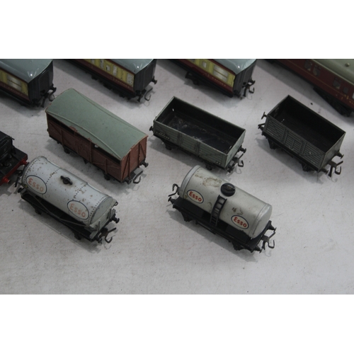 351 - Hornby Dublo OO Gauge Inc Steam 6917 Locomotive Carriages Rolling Stock Etc x 15