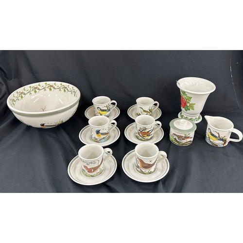 526 - Selection of Portmeirion 'Birds of Britain' items to include cups, saucers, bowl etc