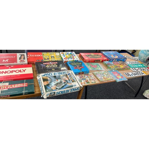 145 - Large selection of vintage games to include cluedo, monopoly, scrabble and puzzles