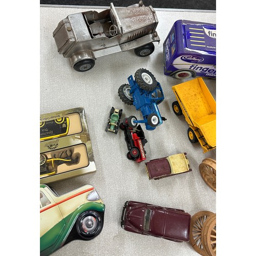 183 - Selection of assorted models includes advertising, metal etc