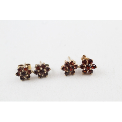 84 - 2 x 9ct gold garnet cluster stud earrings (2.4g)