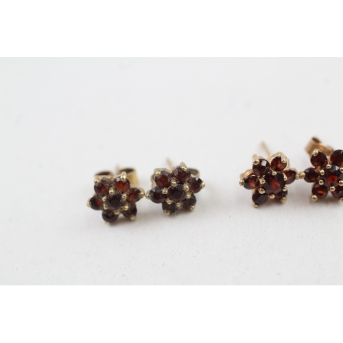 84 - 2 x 9ct gold garnet cluster stud earrings (2.4g)