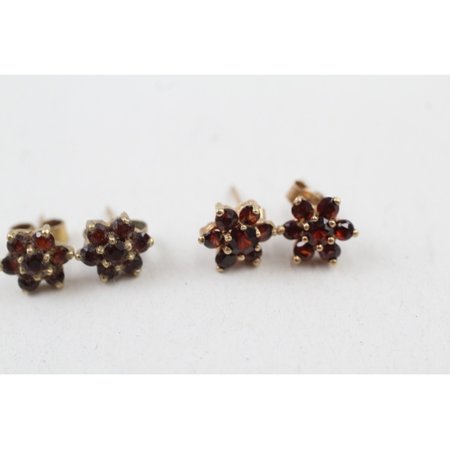 84 - 2 x 9ct gold garnet cluster stud earrings (2.4g)