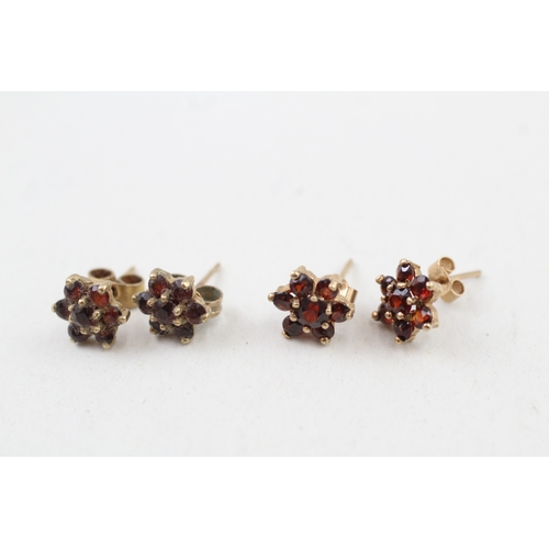 84 - 2 x 9ct gold garnet cluster stud earrings (2.4g)