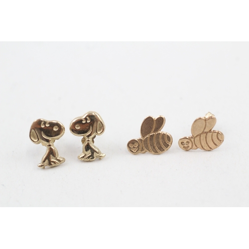 85 - 2 x 9ct gold animal stud earrings including snoopy the dog & bees (0.6g)