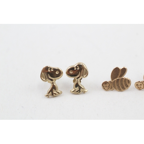 85 - 2 x 9ct gold animal stud earrings including snoopy the dog & bees (0.6g)