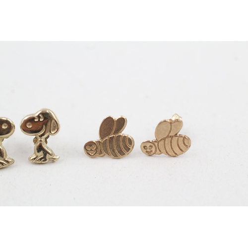 85 - 2 x 9ct gold animal stud earrings including snoopy the dog & bees (0.6g)