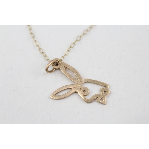 87 - 9ct gold playboy pendant necklace (1.1g)