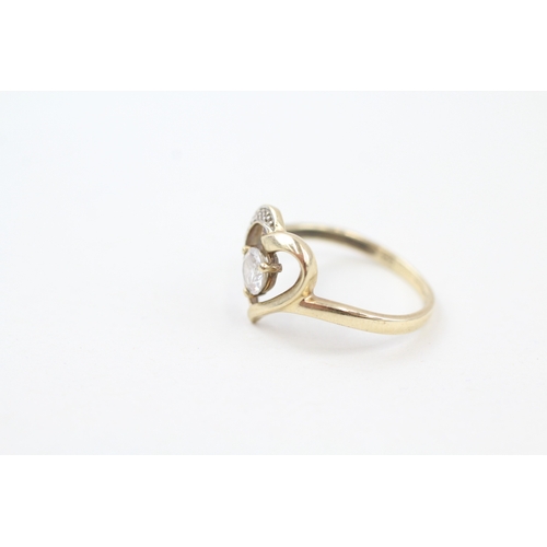 89 - 9ct gold cubic zirconia heart shape dress ring (1.8g)