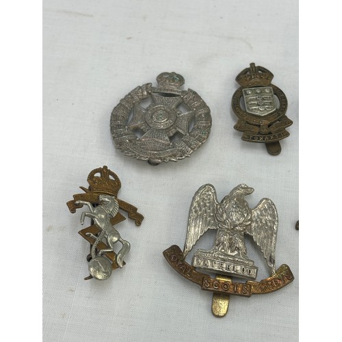 333 - Military Cap Badges Inc MGC, Notts & Derby, REME, Etc x 10