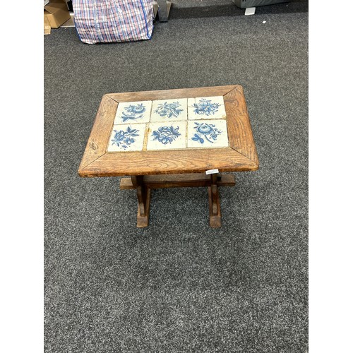 543 - Delft tile topped coffee table measures approximately 17 inches tall 22 inches wide 17 inches depth