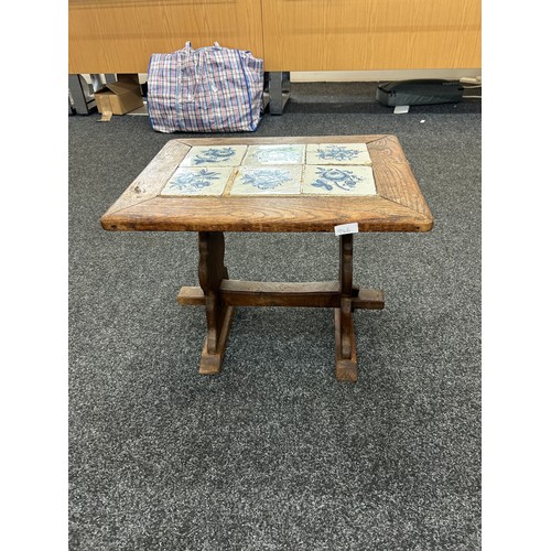 543 - Delft tile topped coffee table measures approximately 17 inches tall 22 inches wide 17 inches depth