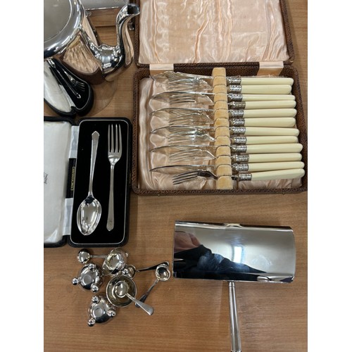 197 - Selection of silver plated items includes cased cutlery sets, salts etc