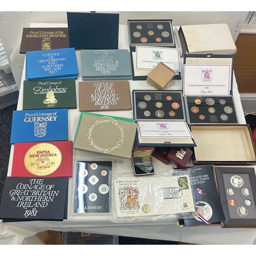 513 - Selection of proof coin set and annual sets and Silver dollar set