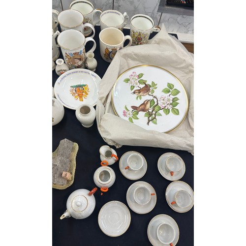 138 - Selection of miscellaneous to include Royal Coronation items, crested china, David Winter cottages, ... 