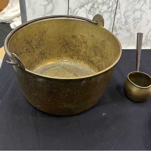 162 - Selection of metalware items to include a large brass bucket, bed pan, small brass saucepan