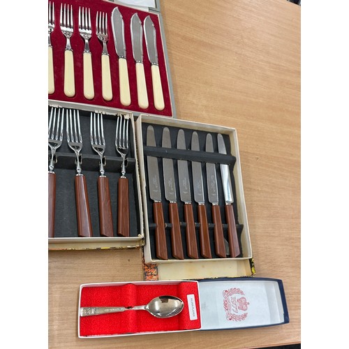 135 - Quantity of vintage cased cutlery