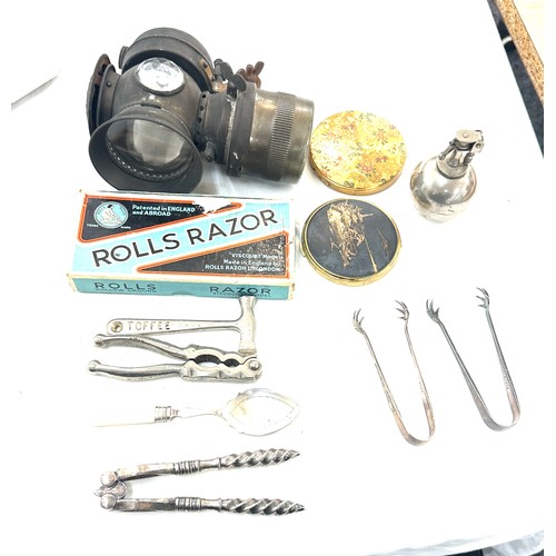 32 - Selection of vintage collectable items to include a Rolls Razor, EPNS items, Carbuoy lamp etc