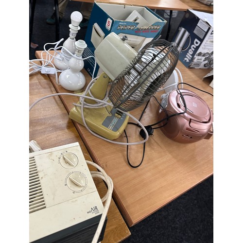 184 - Large selection of electricals includes fans, radio etc