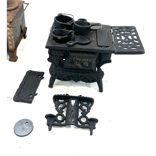 191 - Two vintage miniature cast iron stoves and accessories