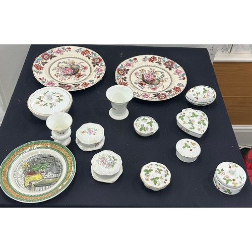 149 - Selection of porcelain items to include Wedgwood, Masons etc