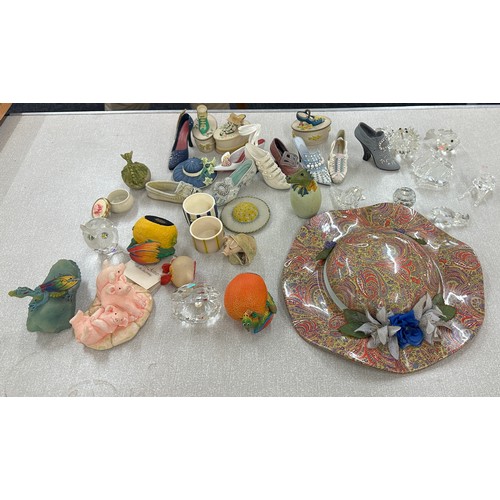 225 - Selection of vintage collectable items to include novelty lady shoe figures, glass animals etc