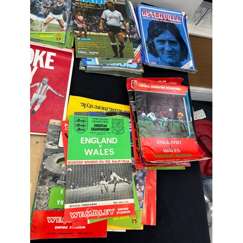 109 - Selection of international and domestic football programmes includes england, brazil etc